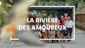 Une grande réunion de famille ou d’amis pose devant un canal, entouré de verdure et de ponts, offrant une ambiance estivale et conviviale. Au premier plan, un oiseau en plein vol passe devant l’objectif, créant un effet visuel dynamique et surprenant. Le titre “LA RIVIÈRE DES AMOUREUX”, inscrit en blanc, évoque une histoire centrée sur un lieu emblématique, où se mêlent nature, rencontres et souvenirs partagés.