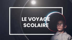 Un jeune garçon portant des lunettes et une combinaison futuriste regarde au loin, son visage partiellement entouré d’un cercle lumineux. En arrière-plan, une grande ouverture métallique évoquant un hublot spatial. Le texte 'LE VOYAGE SCOLAIRE' est superposé au centre de l’image, encadré par un rectangle blanc.